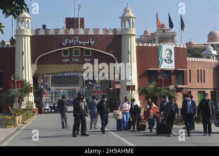 Lahore, Punjab, Pakistan. 4th Dez 2021. Hindu-Anhänger aus Indien, die zu Fuß durch die Wagah-Grenze nach Pakistan kommen, während mehr als hundert Anhänger zur Teilnahme an der 313th. Geburtstagfeier des Shiv Avtari Satguru Sant Shadaram Sahib Shadani Darbar Hayat Pitaphi Distt Ghotki in der Provinz Sindh in Lahore eintreffen. (Bild: © Rana Sajid Hussain/Pacific Press via ZUMA Press Wire) Stockfoto