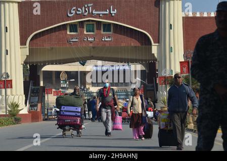 Lahore, Punjab, Pakistan. 4th Dez 2021. Hindu-Anhänger aus Indien, die zu Fuß durch die Wagah-Grenze nach Pakistan kommen, während mehr als hundert Anhänger zur Teilnahme an der 313th. Geburtstagfeier des Shiv Avtari Satguru Sant Shadaram Sahib Shadani Darbar Hayat Pitaphi Distt Ghotki in der Provinz Sindh in Lahore eintreffen. (Bild: © Rana Sajid Hussain/Pacific Press via ZUMA Press Wire) Stockfoto