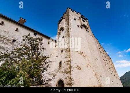 Klassische Nahaufnahme der berühmten Festung Hohensalzburg in der Altstadt von Salzburg und einem ihrer Türme Stockfoto