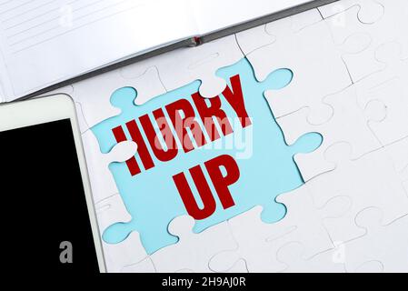 Konzeptionelle Bildunterschrift Beeil dich. Ein Wort, das geschrieben wurde, um jemanden zu bitten, sehr schnell eine Arbeit zu erledigen, lässt den Aufbau eines unvollendeten weißen Jigsaw ermutigen Stockfoto