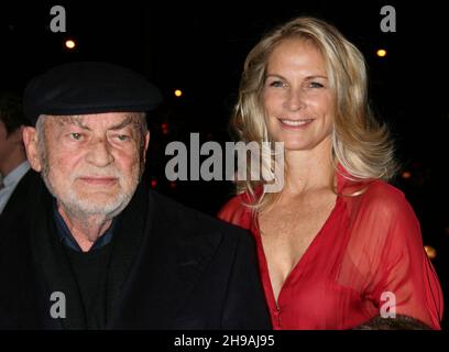 **DATEI FOTO** Martha De Laurentiis ist verstorben. Dino De Laurentiis und Martha De Laurentiis besuchen am 31. Januar 2007 die Premiere von „Hannibal Rising“ im AMC Loews Lincoln Square Theater in New York City. Foto: Henry McGee/MediaPunch Stockfoto