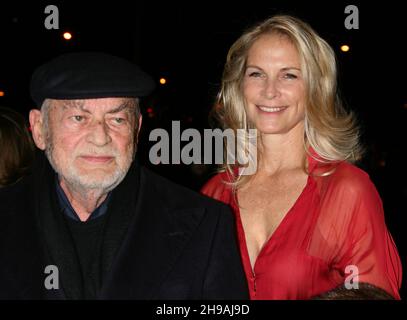 **DATEI FOTO** Martha De Laurentiis ist verstorben. Dino De Laurentiis und Martha De Laurentiis besuchen am 31. Januar 2007 die Premiere von „Hannibal Rising“ im AMC Loews Lincoln Square Theater in New York City. Foto: Henry McGee/MediaPunch Stockfoto