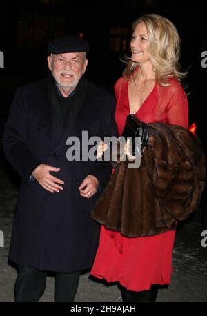 **DATEI FOTO** Martha De Laurentiis ist verstorben. Dino De Laurentiis und Martha De Laurentiis besuchen am 31. Januar 2007 die Premiere von „Hannibal Rising“ im AMC Loews Lincoln Square Theater in New York City. Foto: Henry McGee/MediaPunch Stockfoto