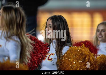 Der Cheerleader der USC Trojans tritt während einer Auszeit gegen die kalifornischen Goldenen Bären im dritten Quartal in San Francisco auf, Samstag, den 4. Dezember, Stockfoto