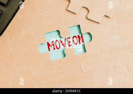 Konzeptuelle Bildunterschrift geht weiter. Business-Schaufenster, um den Ort zu verlassen, wo Sie übernachten, und gehen Sie irgendwo anders Building an Unfinished White Jigsaw Stockfoto