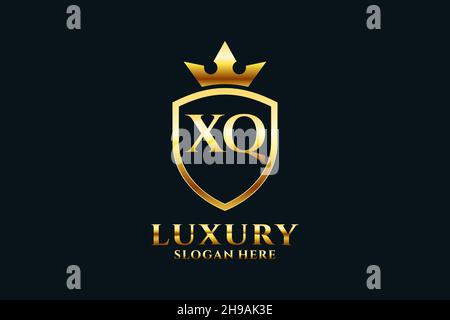 XQ Elegantes Luxus-Monogramm-Logo oder Badge-Vorlage mit Rollen und königlicher Krone - perfekt für luxuriöse Branding-Projekte Stock Vektor