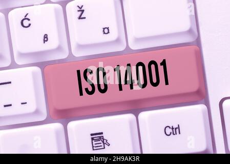 Schild mit ISO 14001. Wort geschrieben über eine Reihe von Standards im Zusammenhang mit Umweltmanagement Abstract Typing Statistical Records, Creating New Stockfoto