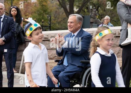 Austin Texas USA, 5. Dezember 2021: Der Gouverneur von Texas, GREG ABBOTT, begrüßt jüdische Schulkinder bei der Beleuchtungszeremonie des Texas State Capitol in der achten Nacht von Hanukkah zusammen mit mehreren jüdischen Führern im Raum Austin. Kredit: Bob Daemmrich/Alamy Live Nachrichten Stockfoto