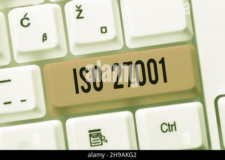 Inspiration mit Schild ISO 27001. Geschäftsspezifikation für ein Informationssicherheits-Managementsystem Abstract Typing Statistical Records Stockfoto