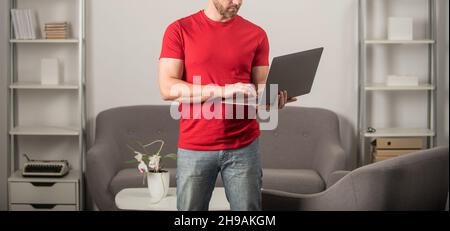 Freiberufler schreiben online. Kerl mit Laptop für das Bloggen. Social Network und Weblog. Stockfoto