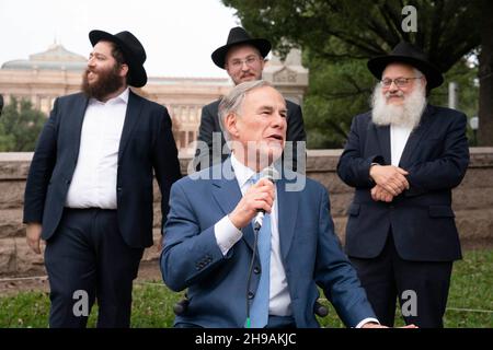 Austin, TX, USA. 5th Dez 2021. Der Gouverneur von Texas, GREG ABBOTT, spricht während der Beleuchtungszeremonie der texanischen Capitiol-Menorah in der achten Nacht von Chanukka mit mehreren jüdischen Führern im Raum Austin. (Bild: © Bob Daemmrich/ZUMA Press Wire) Bild: ZUMA Press, Inc./Alamy Live News Stockfoto