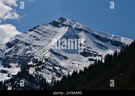 Rocky Mountain Landschaft im Winter mit Schneekappen und blauem Himmel an einem sonnigen Tag Stockfoto