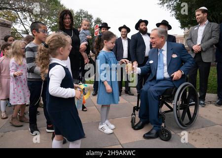 Austin, TX, USA. 5th Dez 2021. Der Gouverneur von Texas, GREG ABBOTT, nimmt an der Beleuchtungszeremonie der texanischen Capitiol-Menorah in der achten Nacht von Hanukkah mit mehreren jüdischen Führern im Raum Austin Teil. (Bild: © Bob Daemmrich/ZUMA Press Wire) Bild: ZUMA Press, Inc./Alamy Live News Stockfoto