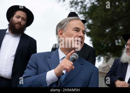 Austin, TX, USA. 5th Dez 2021. Der Gouverneur von Texas, GREG ABBOTT, spricht bei der Beleuchtungszeremonie des Texas State Capitol in der achten Nacht von Hanukkah mit mehreren jüdischen Führern im Raum Austin vor der versammelten Menge. (Bild: © Bob Daemmrich/ZUMA Press Wire) Bild: ZUMA Press, Inc./Alamy Live News Stockfoto