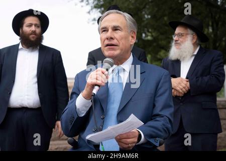 Austin, TX, USA. 5th Dez 2021. Der Gouverneur von Texas, GREG ABBOTT, spricht bei der Beleuchtungszeremonie des Texas State Capitol in der achten Nacht von Hanukkah mit mehreren jüdischen Führern im Raum Austin vor der versammelten Menge. (Bild: © Bob Daemmrich/ZUMA Press Wire) Bild: ZUMA Press, Inc./Alamy Live News Stockfoto