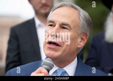 Austin, TX, USA. 5th Dez 2021. Der Gouverneur von Texas, GREG ABBOTT, spricht bei der Beleuchtungszeremonie des Texas State Capitol in der achten Nacht von Hanukkah mit mehreren jüdischen Führern im Raum Austin vor der versammelten Menge. (Bild: © Bob Daemmrich/ZUMA Press Wire) Bild: ZUMA Press, Inc./Alamy Live News Stockfoto