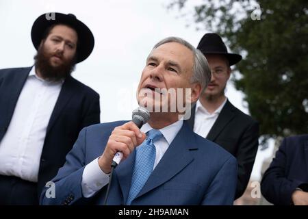 Austin, TX, USA. 5th Dez 2021. Der Gouverneur von Texas, GREG ABBOTT, spricht bei der Beleuchtungszeremonie des Texas State Capitol in der achten Nacht von Hanukkah mit mehreren jüdischen Führern im Raum Austin vor der versammelten Menge. (Bild: © Bob Daemmrich/ZUMA Press Wire) Bild: ZUMA Press, Inc./Alamy Live News Stockfoto