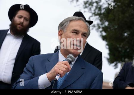 Austin, TX, USA. 5th Dez 2021. Der Gouverneur von Texas, GREG ABBOTT, spricht bei der Beleuchtungszeremonie des Texas State Capitol in der achten Nacht von Hanukkah mit mehreren jüdischen Führern im Raum Austin vor der versammelten Menge. (Bild: © Bob Daemmrich/ZUMA Press Wire) Bild: ZUMA Press, Inc./Alamy Live News Stockfoto