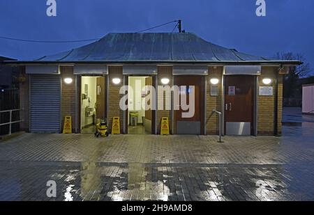 Der Rat von Basildon verwaltete den Toilettenblock, der in der Market Lane, Wickford, Essex, gewartet wird. Leuchtet. Stockfoto