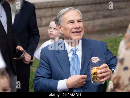 Austin, TX, USA. 5th Dez 2021. Der Gouverneur von Texas, GREG ABBOTT, begrüßt die versammelten Massen bei der Beleuchtungszeremonie des Texas State Capitol am achten Abend der Chanukka mit mehreren jüdischen Führern im Raum Austin. (Bild: © Bob Daemmrich/ZUMA Press Wire) Bild: ZUMA Press, Inc./Alamy Live News Stockfoto