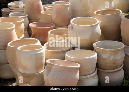 Große neue leere Garten Keramik Dekorieren Sie Töpfe in einer Reihe auf Lager. Spring Gardening Shopping. Konzept zur Gartendekoration. Stockfoto