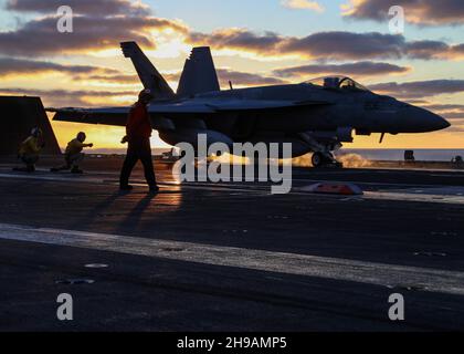 PAZIFISCHER OZEAN (Nov 30, 2021) eine F/A-18E Super Hornet, die den 'Tophoattern' des Strike Fighter Squadron (VFA) 14 zugewiesen wurde, bereitet sich auf den Start vom Flugdeck der USS Abraham Lincoln (CVN 72) vor. Abraham Lincoln führt derzeit Routineoperationen in der US-Flotte von 3rd durch. (USA Navy Foto von Mass Communication Specialist 3rd Class Javier Reyes/veröffentlicht) Stockfoto