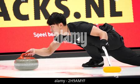 Yasumasa TANIDA aus Japan im Mixed Doubles Round Robin Session 3 während des Olympia Qualification Event 2021 am 5. Dezember 2021 im Friesland hal in Leeuwarden, Niederlande Foto: SCS/Soenar Chamid/AFLO (HOLLAND OUT) Stockfoto