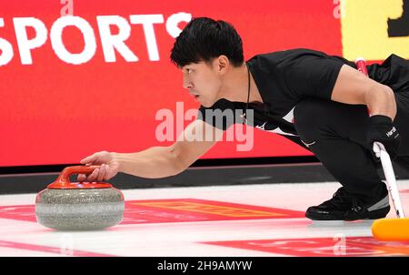 Yasumasa TANIDA aus Japan im Mixed Doubles Round Robin Session 3 während des Olympia Qualification Event 2021 am 5. Dezember 2021 im Friesland hal in Leeuwarden, Niederlande Foto: SCS/Soenar Chamid/AFLO (HOLLAND OUT) Stockfoto
