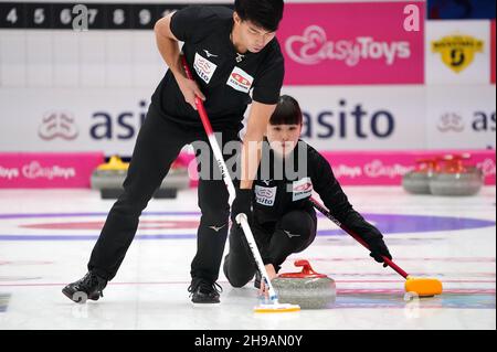Chiaki MATSUMURA und Yasumasa TANIDA aus Japan im Mixed Doubles Round Robin Session 3 während des Olympia Qualification Event 2021 am 5. Dezember 2021 im Friesland hal in Leeuwarden, Niederlande Foto: SCS/Soenar Chamid/AFLO (HOLLAND OUT) Stockfoto