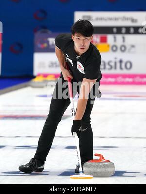 Yasumasa TANIDA aus Japan im Mixed Doubles Round Robin Session 3 während des Olympia Qualification Event 2021 am 5. Dezember 2021 im Friesland hal in Leeuwarden, Niederlande Foto: SCS/Soenar Chamid/AFLO (HOLLAND OUT) Stockfoto