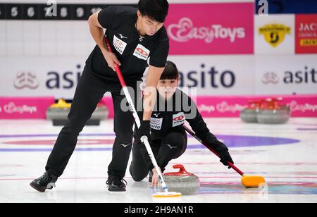 Chiaki MATSUMURA und Yasumasa TANIDA aus Japan im Mixed Doubles Round Robin Session 3 während des Olympia Qualification Event 2021 am 5. Dezember 2021 im Friesland hal in Leeuwarden, Niederlande Foto: SCS/Soenar Chamid/AFLO (HOLLAND OUT) Stockfoto
