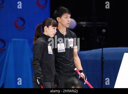 Chiaki MATSUMURA und Yasumasa TANIDA aus Japan im Mixed Doubles Round Robin Session 3 während des Olympia Qualification Event 2021 am 5. Dezember 2021 im Friesland hal in Leeuwarden, Niederlande Foto: SCS/Soenar Chamid/AFLO (HOLLAND OUT) Stockfoto