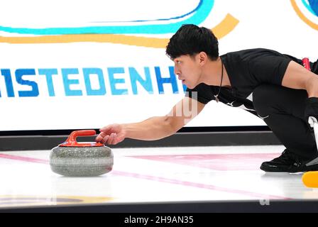 Yasumasa TANIDA aus Japan im Mixed Doubles Round Robin Session 3 während des Olympia Qualification Event 2021 am 5. Dezember 2021 im Friesland hal in Leeuwarden, Niederlande Foto: SCS/Soenar Chamid/AFLO (HOLLAND OUT) Stockfoto
