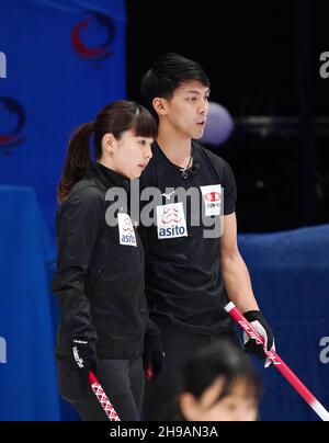 Chiaki MATSUMURA und Yasumasa TANIDA aus Japan im Mixed Doubles Round Robin Session 3 während des Olympia Qualification Event 2021 am 5. Dezember 2021 im Friesland hal in Leeuwarden, Niederlande Foto: SCS/Soenar Chamid/AFLO (HOLLAND OUT) Stockfoto