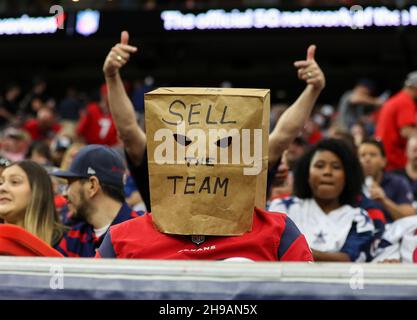 Houston, Texas, USA. Houston, Texas, USA. 5. Dezember 2021: Ein Houston Texans Fan trägt eine Tasche über dem Kopf, die sagt, dass "Sell the Team" während eines NFL-Spiels zwischen den Texans und den Colts am 5. Dezember 2021 in Houston, Texas. Die Colts gewannen, 31-0. (Bildnachweis: © Scott Coleman/ZUMA Press Wire) Bildnachweis: ZUMA Press, Inc./Alamy Live News Bildnachweis: ZUMA Press, Inc./Alamy Live News Stockfoto