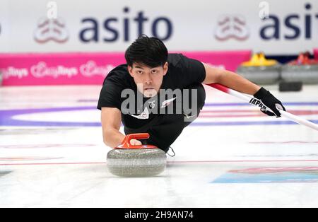 Yasumasa TANIDA aus Japan im Mixed Doubles Round Robin Session 3 während des Olympia Qualification Event 2021 am 5. Dezember 2021 im Friesland hal in Leeuwarden, Niederlande Foto: SCS/Soenar Chamid/AFLO (HOLLAND OUT) Stockfoto