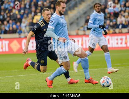 Chester, Pennsylvania, USA. 5th Dez 2021. Am 5. Dezember 2021 kämpft MAXIME CHANOT (4), Spieler der PA-NYCFC in Chester, während der MLS Eastern Conference Finals gegen die Union im Subaru Park um den Ball. NYCFC gewann mit 2 Toren auf 1 (Bildquelle: © Ricky Fitchett/ZUMA Press Wire) Stockfoto