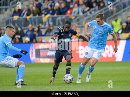 Chester, Pennsylvania, USA. 5th Dez 2021. Am 5. Dezember 2021 kämpft James SANDS (16), Spieler der PA und NYCFC in Chester, während des MLS Eastern Conference Finals gegen JAMIRO MONTEIRO (10) im Subaru Park um den Ball. NYCFC gewann mit 2 Toren auf 1 (Bildquelle: © Ricky Fitchett/ZUMA Press Wire) Stockfoto