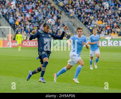 Chester, Pennsylvania, USA. 5th Dez 2021. Am 5. Dezember 2021 kämpft Jose MARTINEZ (8), Spieler der PA-Philadelphia Union in Chester, während der MLS Eastern Conference Finals gegen den NYCFC-Spieler MALTE AMUNDSEN (12) im Subaru Park um den Ball. NYCFC gewann mit 2 Toren auf 1 (Bildquelle: © Ricky Fitchett/ZUMA Press Wire) Stockfoto