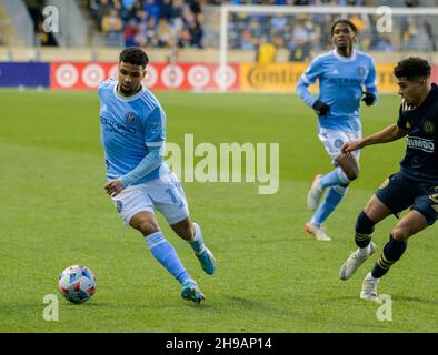 Chester, Pennsylvania, USA. 5th Dez 2021. Am 5. Dezember 2021 kämpft ISMAEL TAJOURI-SHRADI (17), PA- NYCFC-Spieler von Chester, während der MLS Eastern Conference Finals im Subaru Park um den Ball. NYCFC gewann mit 2 Toren auf 1 (Bildquelle: © Ricky Fitchett/ZUMA Press Wire) Stockfoto