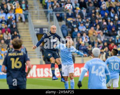 Chester, Pennsylvania, USA. 5th Dez 2021. Am 5. Dezember 2021 kämpft HEBER SANTOS (9), Spieler von Chester PA- NYCFC, während des MLS Eastern Conference Finals gegen AURELIEN COLLINS (78) im Subaru Park um den Ball. NYCFC gewann mit 2 Toren auf 1 (Bildquelle: © Ricky Fitchett/ZUMA Press Wire) Stockfoto