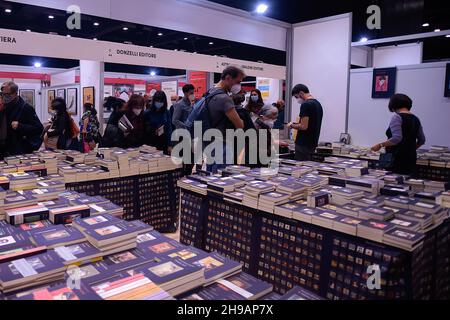 Rom, Italien. 05th Dez 2021. Die Besucher beobachten die Bücher an einem der Stände der Nationalen Messe für kleine und mittlere Verlagswesen „Più Libri Più Liberi“. „Più Libri Più Liberi“ ist die erste italienische Messe, die ausschließlich dem Verlagswesen gewidmet ist, wo jedes Jahr rund 500 Verlage aus ganz Italien kommen, Präsentieren Sie ihre Nachrichten und ihren Katalog der Öffentlichkeit. Kredit: SOPA Images Limited/Alamy Live Nachrichten Stockfoto