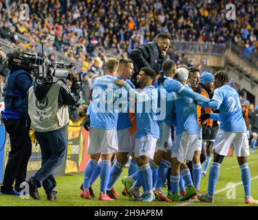 Chester, Pennsylvania, USA. 5th Dez 2021. Am 5. Dezember 2021 feiern die Spieler von Chester PA- NYCFC, nachdem sie bei den MLS Eastern Conference Finals im Subaru Park ein Tor erzielt haben. NYCFC gewann mit 2 Toren auf 1 (Bildquelle: © Ricky Fitchett/ZUMA Press Wire) Stockfoto