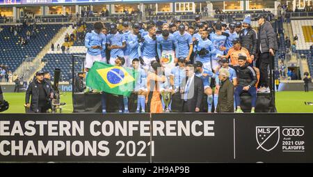 Chester, Pennsylvania, USA. 5th Dez 2021. Am 5. Dezember 2021 feiern Spieler der PA- NYCFC in Chester den Gewinn der MLS Eastern Conference Finals im Subaru Park. NYCFC gewann mit 2 Toren auf 1 (Bildquelle: © Ricky Fitchett/ZUMA Press Wire) Stockfoto