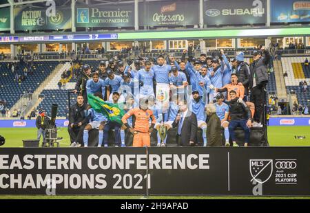 Chester, Pennsylvania, USA. 5th Dez 2021. Am 5. Dezember 2021 feiern Spieler der PA- NYCFC in Chester den Gewinn der MLS Eastern Conference Finals im Subaru Park. NYCFC gewann mit 2 Toren auf 1 (Bildquelle: © Ricky Fitchett/ZUMA Press Wire) Stockfoto