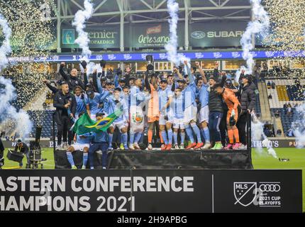 Chester, Pennsylvania, USA. 5th Dez 2021. Am 5. Dezember 2021 feiern Spieler der PA- NYCFC in Chester den Gewinn der MLS Eastern Conference Finals im Subaru Park. NYCFC gewann mit 2 Toren auf 1 (Bildquelle: © Ricky Fitchett/ZUMA Press Wire) Stockfoto