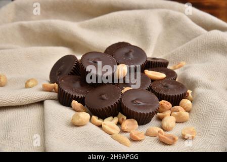 Ein Hügel aus dunkler Schokolade, Erdnussbutterbecher mit gesalzenen Erdnüssen Stockfoto