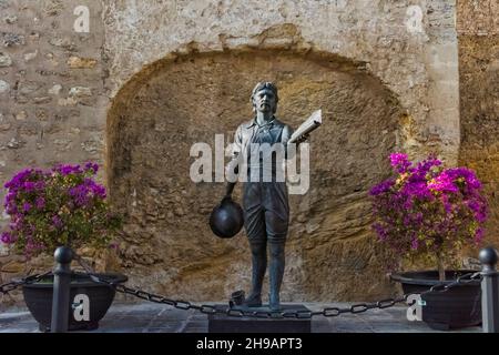 Statue von Juan Relinque am Tor der Puerta de Sancho IV, Vejer de la Frontera, Provinz Cádiz, Autonome Gemeinschaft Andalusien, Spanien Stockfoto