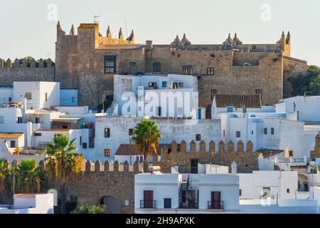 Burg und Stadtmauer mit weißen Häusern, Vejer de la Frontera, Provinz Cááiz, Autonome Gemeinschaft Andalusien, Spanien Stockfoto