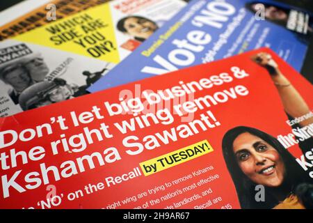 Seattle, Usa. 05th Dez 2021. Ein Stapel von Kshama Sawant Kampagnenliteratur ist abgebildet. Sawant, ein Mitglied des Stadtrats von Seattle, steht am Dienstag, dem 7. Dezember, vor einer Rückrufaktion. Anhänger der Rückrufaktion werfen Sawant, einem Mitglied der trotzkistischen Sozialistischen Alternative, unter anderem vor, Stadtressourcen missbraucht zu haben. Kredit: SOPA Images Limited/Alamy Live Nachrichten Stockfoto